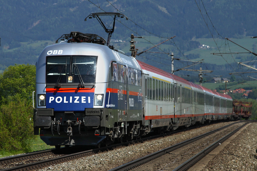 Werbetaurus 1116 250  Polizei  f�hrt mit EC 531 von Wien Meidling nach Villach.Televersion
St. Margarethen 10.5.2011


