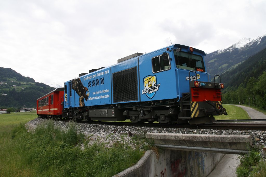 Werbung auch auf schmaler Spur. Im Zillertal fhrt die D16 am 17.5.2011 mit dem Regionalzug von Mayrhofen nach Jenbach, kurz nach dem Bahnhof Zell am Ziller. Diese Lok macht Werbung fr die Greifvgel am Ahorn (Berg in Mayrhofen)