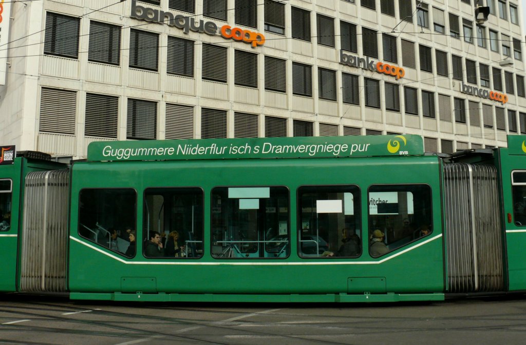 Werbung fr eine Be 4/6  Snfte  in Basler Dialekt. Aeschenplatz 20.11.10. bersetzung auf Deutsch: Gurke (Spitznahmen des Trams)Niederflur ist das Strassenbahnvergngen pur.
