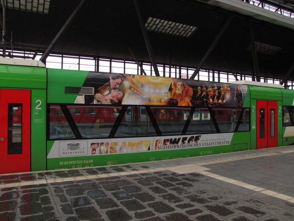 Werbung fr das sdthringische Staatstheater Meiningen am STB VT 122 (95 80 0650 522-5 D-STB), am 13.04.2013 in Erfurt Hbf.