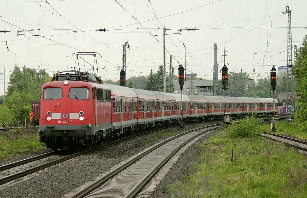 Werder-Bremen-Fanzug DZ 2770 (Bremen-Berlin) mit 110 463 bei der Einfahrt in den Bahnhof Nienburg/Weser, 15. Mai 2010