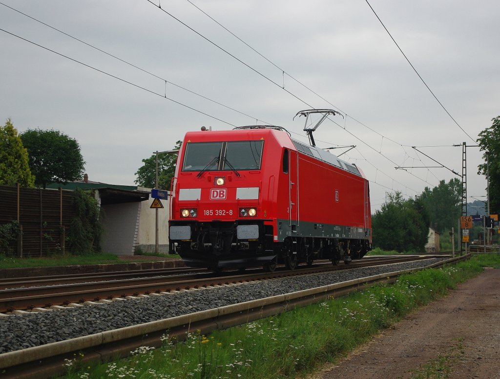 Werksfrisch kam am 23.07.2010 die glnzende 185 392-8 daher. hier in Ludwigsau-Friedlos in Fahrtrichtung Sden.