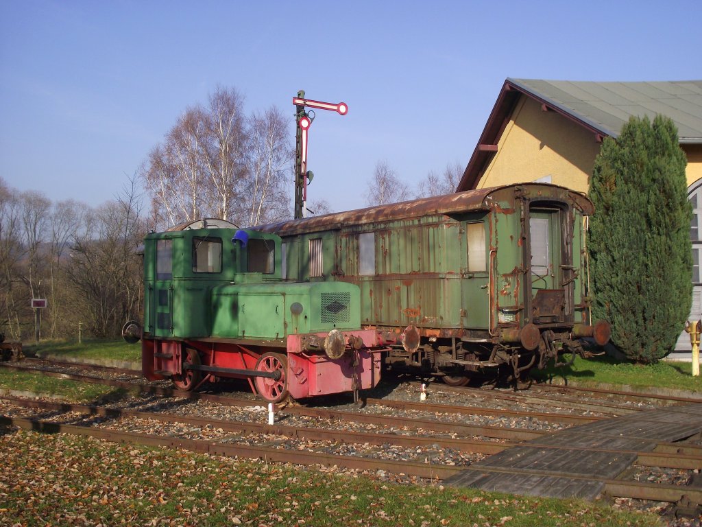 Werkslok 1 des Kraftwerkes Arzberg steht am 16. November 2011 neben einer Donnerb�chse im Museums-Bw Selb abgestellt.
