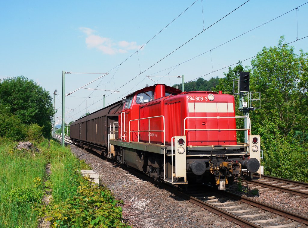 Werkt�glicher Kurzg�terzug mit 294 609 zwischen Heilbronn und �hringen (KBS 783), aufgenommen am 25.05.2010 vor Eschenau