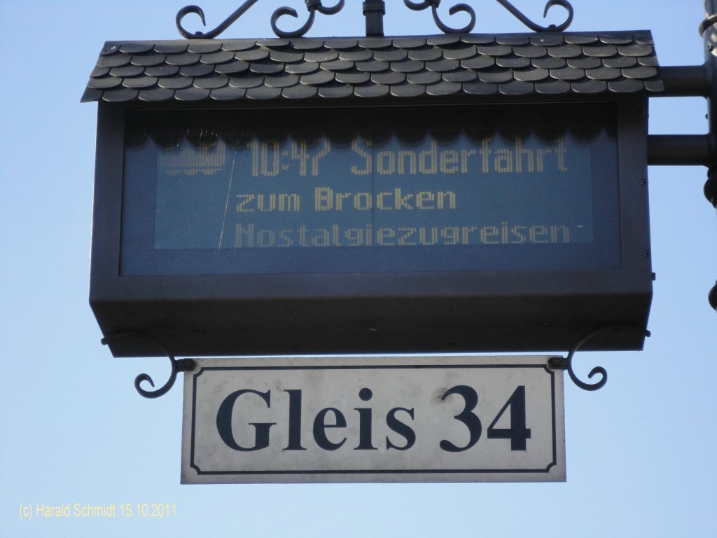 Wernigerode am 15.10.2011, Hinweisschild zum Nostalgiezug auf den Brocken