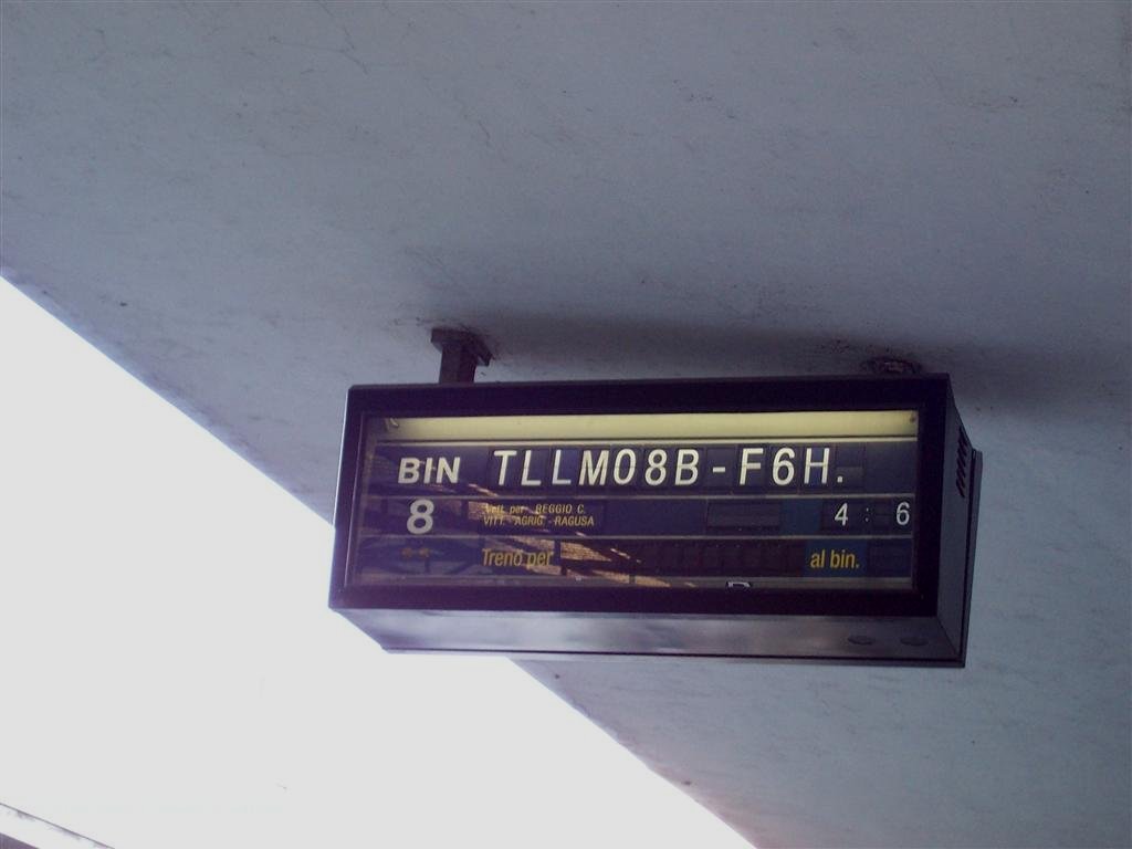 Wesentlich defekte Zugzielanzeige in Napoli Centrale, Gleis 8. Es werden Kurswagen nach Reggio Calabria, Vittoria, Agrigento und Ragusa falsch angezeigt. Dieses Foto entstand im Sommer 2004, inzwischen sind in Betrieb modernere LED-Anzeigen.