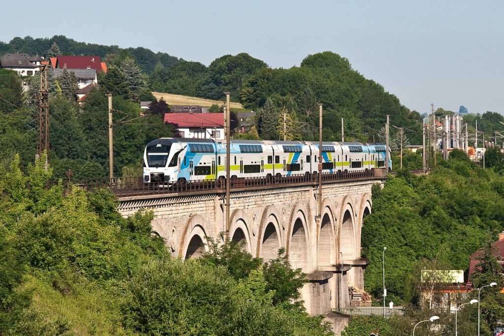 Westbahn 17506 ist Richtung Westen unterwegs. Die Aufnahme entstand am 16.06.2012 in Neulengbach.
