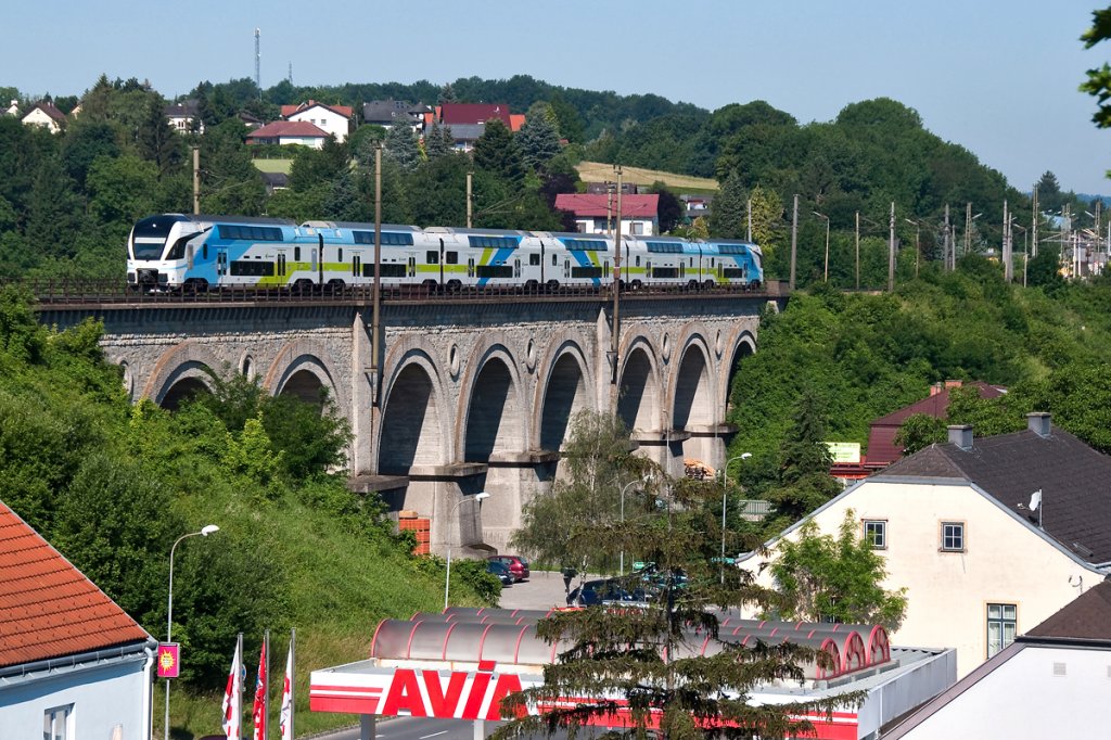 Westbahn 17507 am Viadukt in Neulengbach, im schnen Morgenlicht des 16.06.2012.