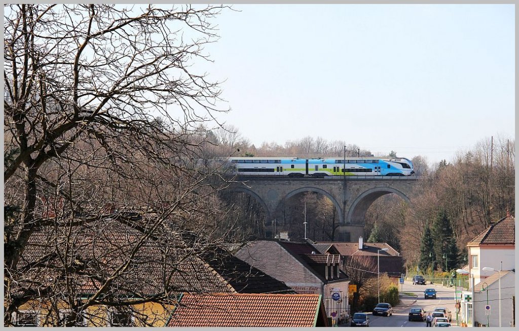WESTbahn 17510 Richtung Freilassing bei der �berquerung des Viadukts in Eichgraben. 26.3.12