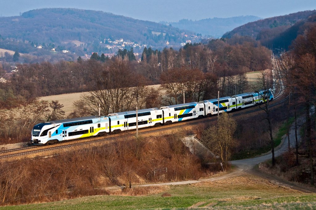 WESTbahn 17518, am spten Nachmittag zwischen Unter Oberndorf und Maria Anzbach. Die Aufnahme entstand am 23.03.2012.