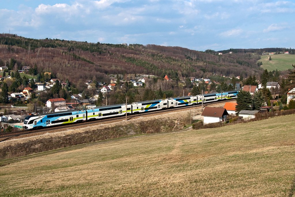 WESTbahn 17518 fhrt am 28.03.2012 Richtung Westen. Die Aufnahme entstand bei Eichgraben - Altlengbach.