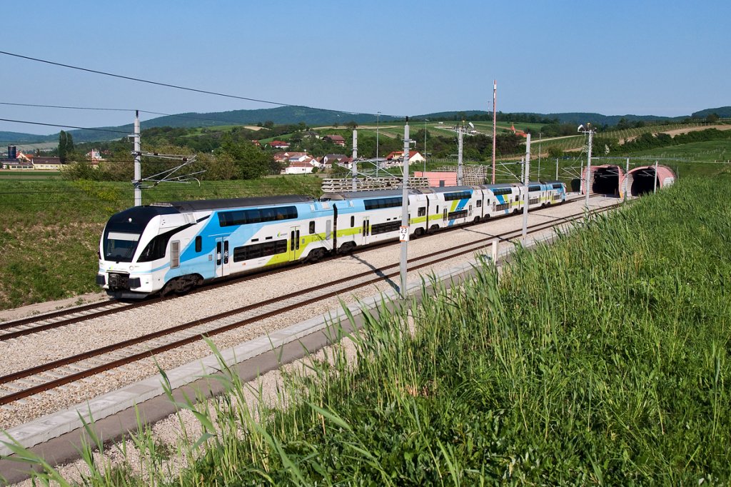 WestBahn 922 hat soeben das Westportal des  13,356 km langen Wienerwaldtunnels verlassen. Die Aufnahme entstand am 09.05.2013 bei Chorherrn.