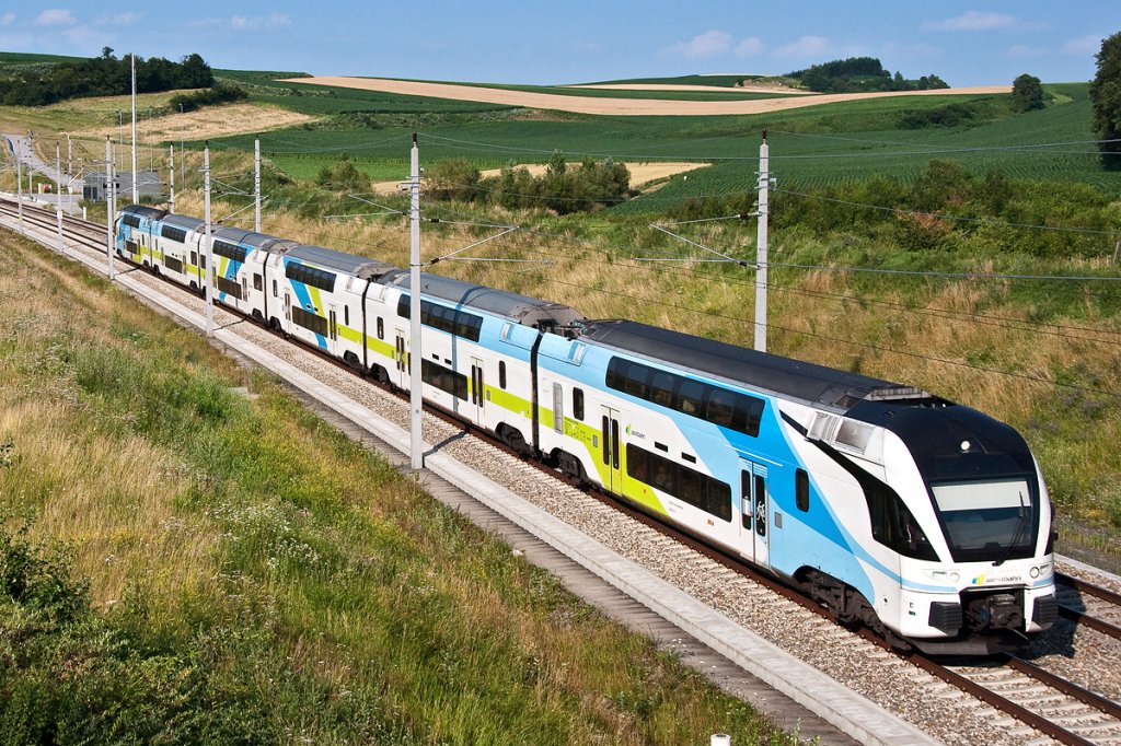 Westbahn 922 (Wien Westbahnhof - Freilassing), hat soeben den Reiserbergtunnel auf der NBS zwischen Wien und St. Plten verlassen und wird demnchst St. Plten Hbf. erreichen. Perschling, am Abend des 15.07.2013.