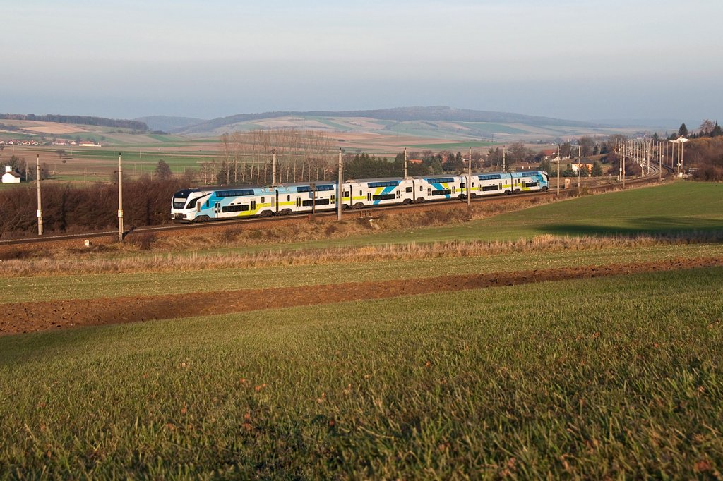 WESTbahn in der Sptherbstsonne, am 25.11.2012 zwischen Neulengbach und Ollersbach. Dieses Motiv ist ab dem 09.12.2012 auch Geschichte.