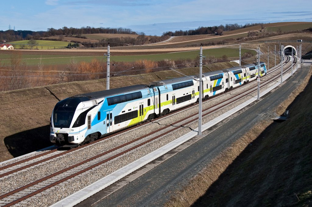 Westbahn, unterwegs auf der NBS Richtung Westen. Die Aufnahme entstand bei Perschling, am 03.02.2013.