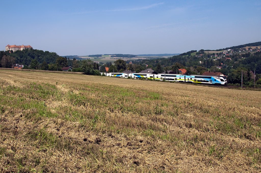 Westbahn, unterwegs Richtung Westen, am frhen Nachmittag bei Hofstatt mit Blick auf Burg Neulengbach. Die Aufnahme entstand am 28.07.2012.
