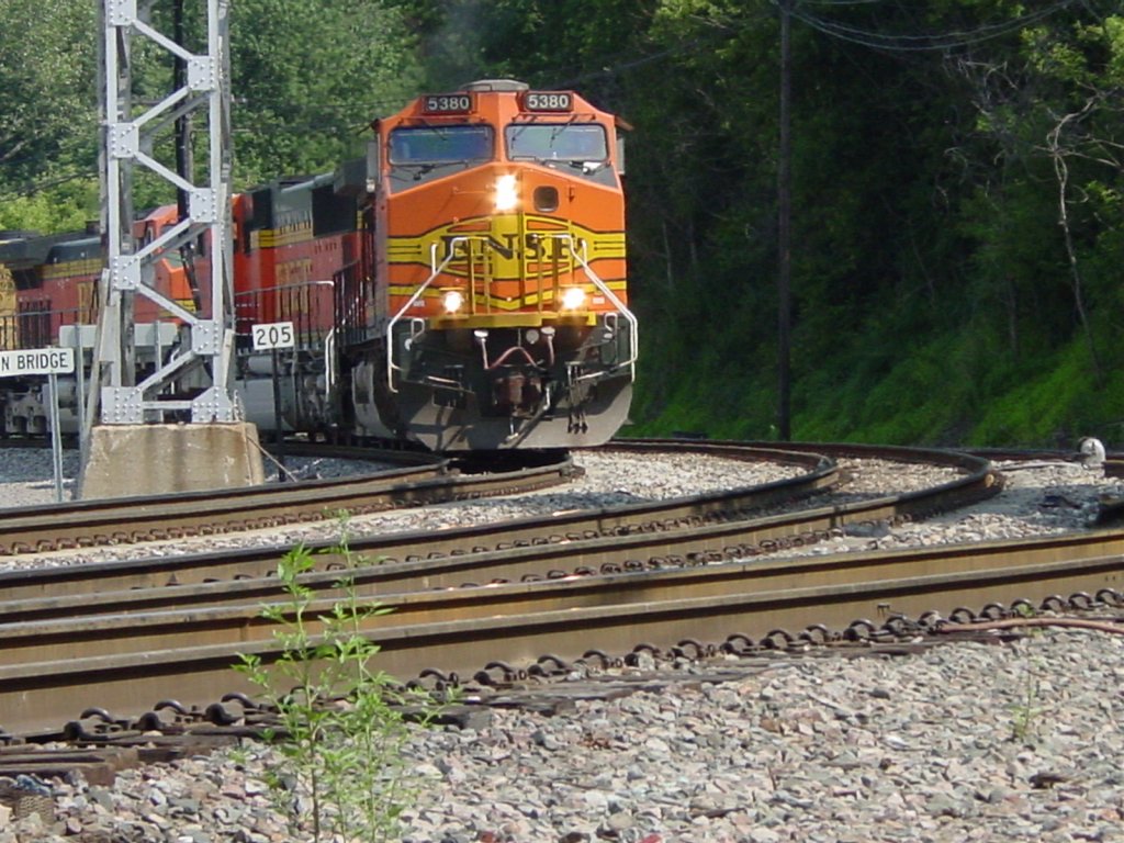 Westbound BNSF 5380 rounds the curve at Mile Marker 205 in Burlington, Iowa on 30 July 03.