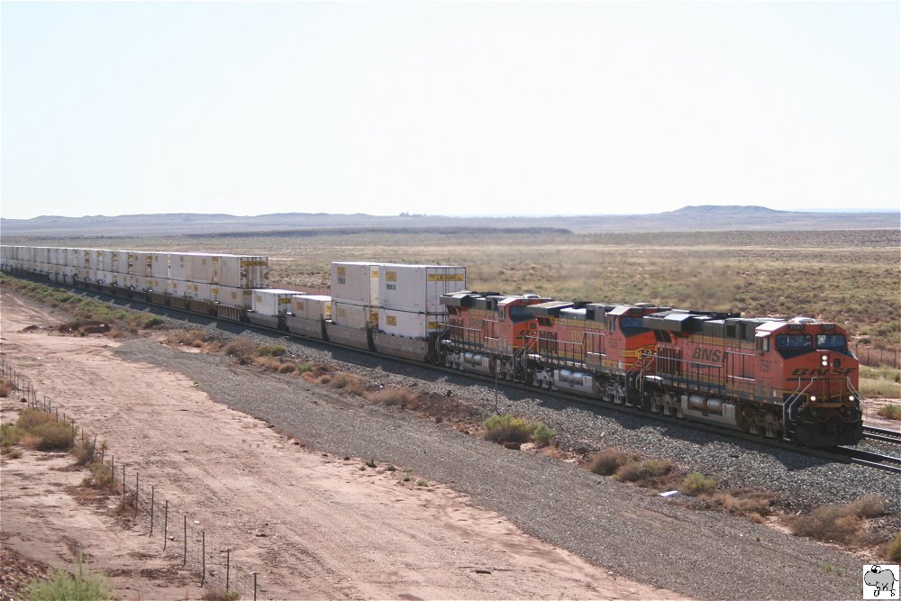 Westbound Intermodal Zug der Bnsf Railroad. Als Lokomotiven kamen # 7597 (GE ES44DC), # 5036 (GE C44-9W) und # 7861 (GE ES44DC) zum Einsatz. USA, September 2011.