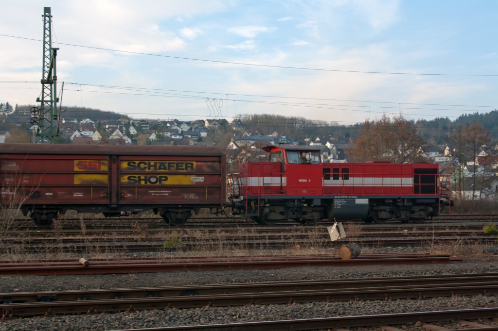Westerwaldbahn (WEBA) Lok 5 (DH 1004) rangiert einen Gterzug am 01.03.2011 in Betzdorf-Scheuerfeld.