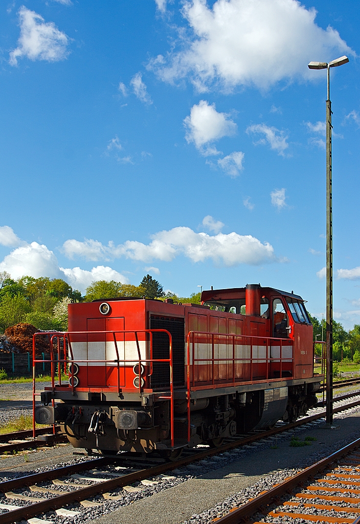 Westerwaldbahn (WEBA) Lok 5 (DH 1004) steht zur Rückfahrt im Bf. Altenkirchen (Westerwald) am 10.05.2013 bereit. 

Die Ursprungslok ist die DB V100 1177 (ab 1968 DB 211 177-1) welche 1961 von Henschel unter der Fabriknummer 30526  gebaut wurde. 1998 erfolgte der Umbau durch Vossloh nach dem Konzept von On Rail mit Serienteilen der Type G1205 unter Verwendung von Rahmen und Drehgestellen in die DH 1004. Sie besitzt einen MTU 12V396TC14 Motor mit 1.030 kW (1.400 PS) Leistung. 

Die Westerwaldbahn ist eine nichtbundeseigene Eisenbahn, die zu 100 Prozent dem Landkreis Altenkirchen gehört. Die Verwaltung der Bahn hat ihren Sitz in 57520 Steinebach-Bindweide. Als Eisenbahnverkehrsunternehmen betreibt sie auf vier eigenen Strecken Güter- und Personenverkehr, auf einer weiteren Güterverkehr im Auftrag der DB Schenker Rail Deutschland AG.