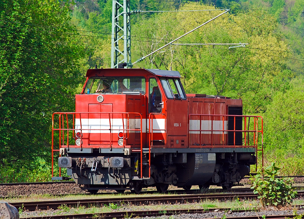Westerwaldbahn (WEBA) Lok 5 (DH 1004) rangiert am 06.05.2013 in Scheuerfeld/Sieg. 
Die Ursprungslok ist die DB V100 1177 (ab 1968 DB 211 177-1) welche 1961 von Henschel unter der Fabriknummer 30526  gebaut wurde. 1999 erfolgte der Umbau durch Vossloh nach dem Konzept von On Rail mit Serienteilen der Type G1205 unter Verwendung von Rahmen und Drehgestellen in die DH 1004, die neue Fabriknummer ist DH 1004 / 2. 
Sie besitzt einen MTU 12V396TC14 Motor mit 1.030 kW (1.400 PS) Leistung.
Die NVR-Nummern lautet 92 80 1211 177-1.

Technische Daten: 
Achsformel: B'B'
Lnge ber Puffer:  12.100 mm
Gewicht der Lok: 72 t
Hchstgeschwindigkeit: 100 km/h
