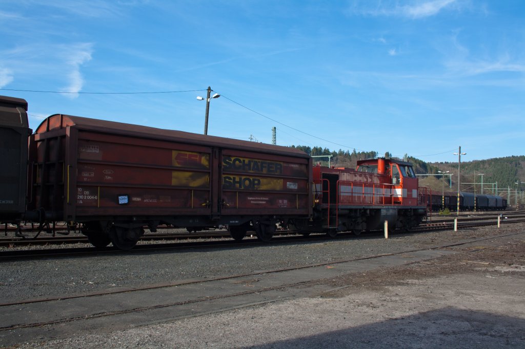 Westerwaldbahn (WEBA) Lok 7 (DH 1004) rangiert einen Gterzug am 24.03.2011 in Betzdorf-Scheuerfeld.