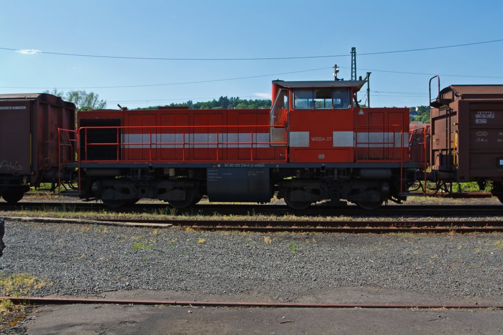 Westerwaldbahn (WEBA) Lok 7 (DH 1004) rangiert zwei Gterwagen am 30.05.2011 in Scheuerfeld/Sieg.