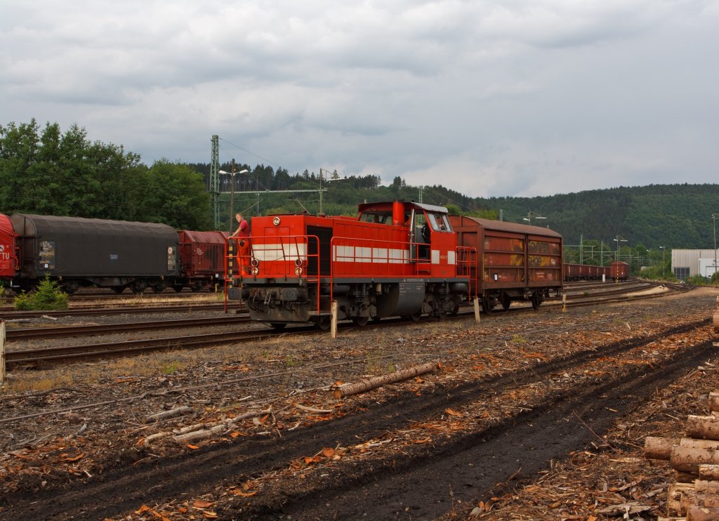 Westerwaldbahn (WEBA) Lok 7 (DH 1004) mit einem Gterwagen am 17.06.2011 in Scheuerfeld/Sieg.