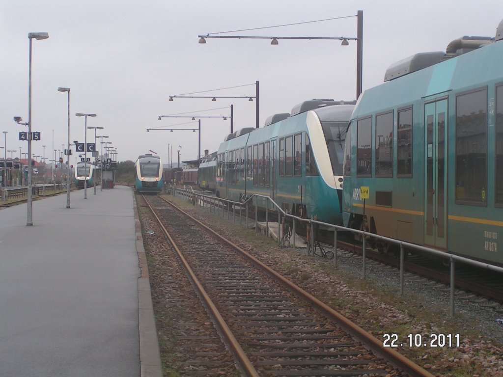 Westjtland in Privatbahnhand. Die Bahngesellschaft ARRIVA bedient ein Groteil der Verbindungen im Nahverkehr. Und so ist auch der Bahnhof Struer am Limfjord zur Hlfte mit Triebwagen von ARRIVA belegt. Wetter leider trb. 22.10.2011.