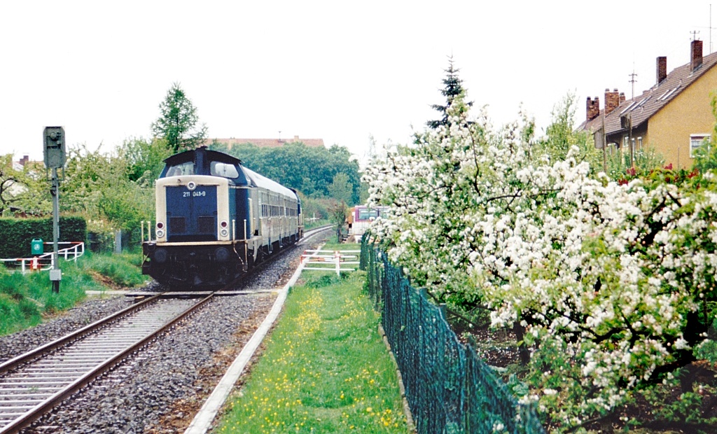 Westlich vom Bahnhof Bad Windsheim fhrt die Strecke wie eine Straenbahn durch die Grten. 211 041 wurde dort am 4.5.94 mit dem von Steinach kommenden N 8231 aufgenommen.