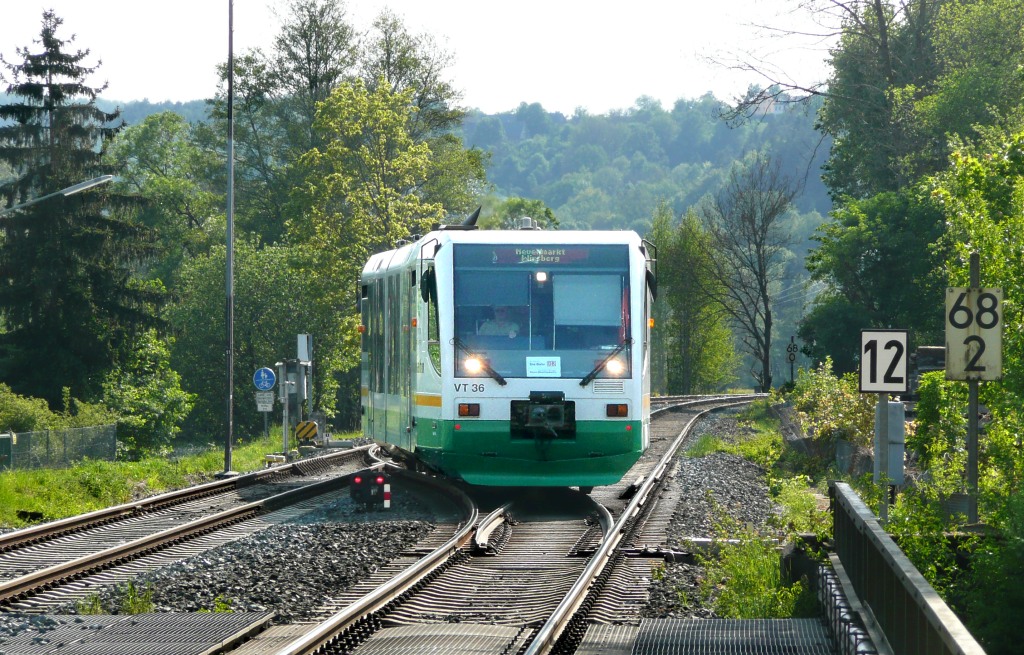 Westlich von Untersteinach mssen die Regionalbahnen nach Neuenmarkt-Wirsberg auf das Gegengleis fahren, weil der Bahnhof nur noch auf der Nordseite einen Bahnsteig hat. (VT 36 der Vogtlandbahn am 11.5.11)