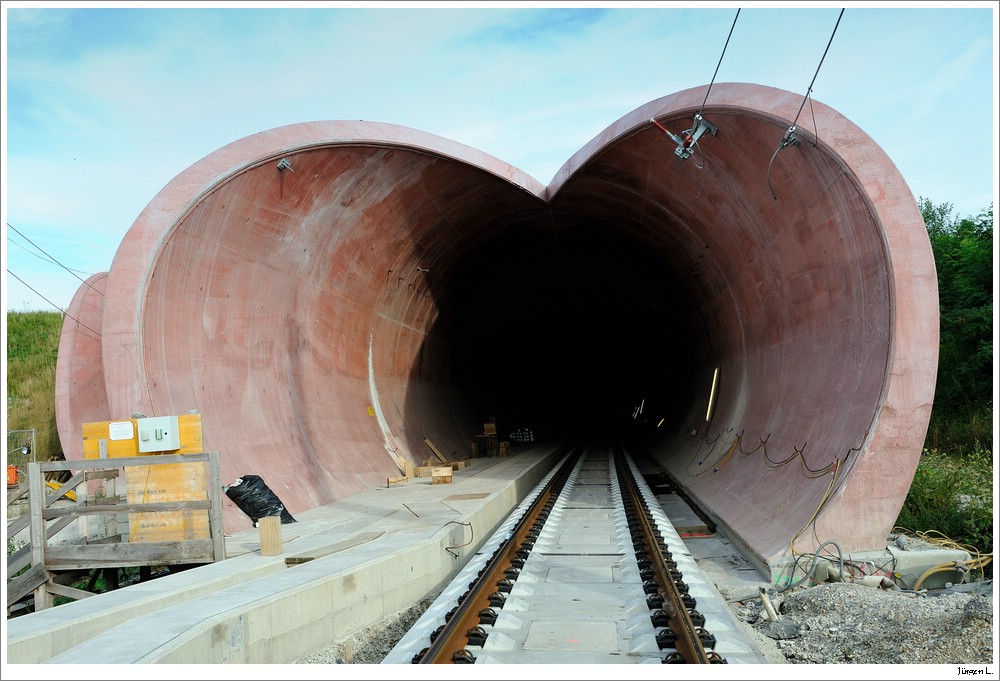 Westportal des neuen Wienerwaldtunnels. Das Gleis endet heraussen aktuell ca. 200m hinter der Tunnelausfahrt; 14.8.2011