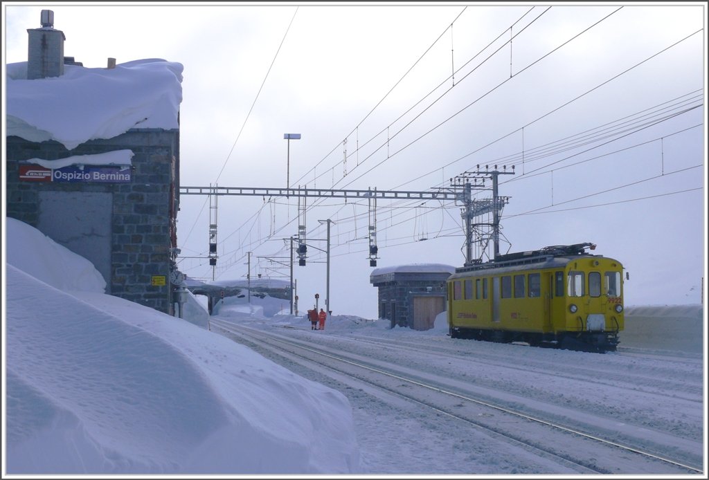 Wetterumschwung am Berninapass. Xe 4/4 9922 in Ospizio Bernina 2253m.
Aufnahme: 12.01.2010 um 12.04Uhr.  Die Sonne ist weg und es wird einige Grade klter. 50 Minuten hat es gedauert von blauem zu grauem Himmel.