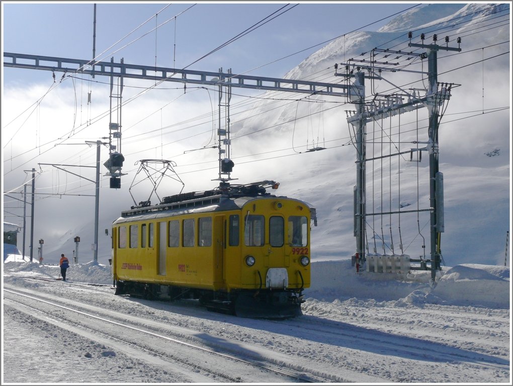 Wetterumschwung am Berninapass. Xe 4/4 9922 in Ospizio Bernina 2253m.
Aufnahme: 12.01.2010 um 11.48Uhr Der Nebel kriecht vom Puschlav herauf.