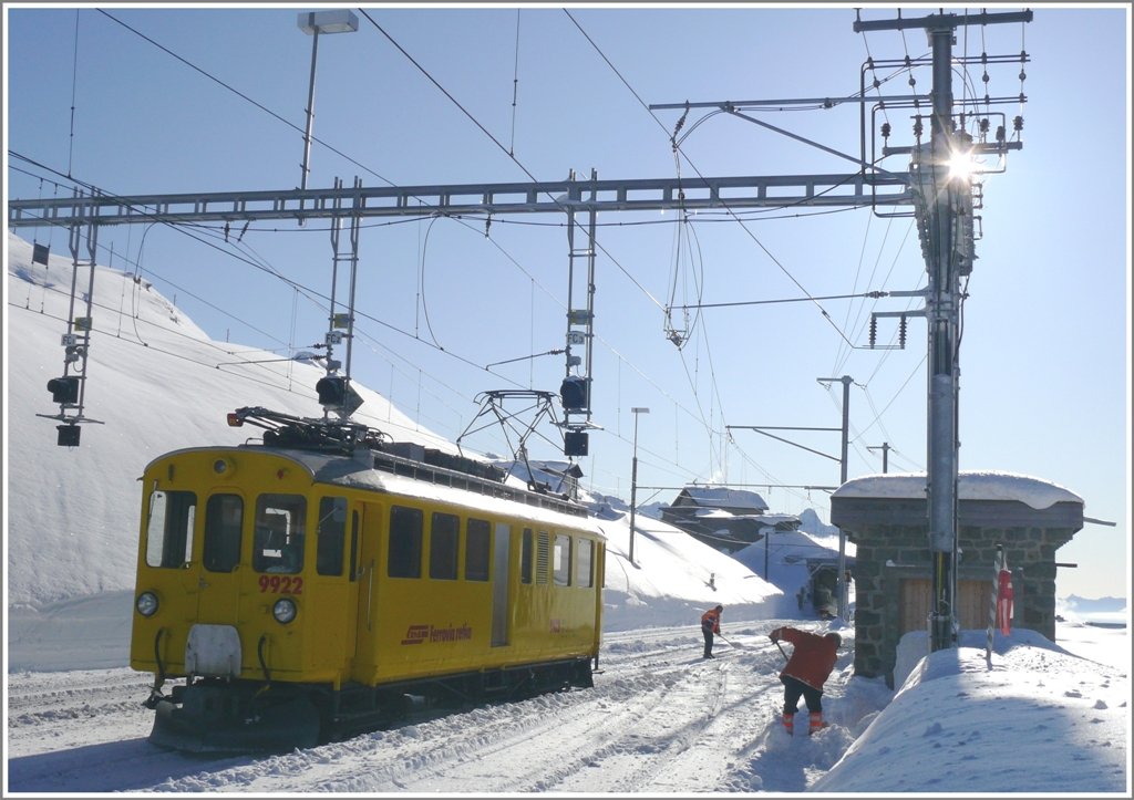 Wetterumschwung am Berninapass. Xe 4/4 9922 in Ospizio Bernina 2253m.
Aufnahme: 12.01.2010 um 11.20Uhr Noch scheint die Sonne von einem blauen Himmel.