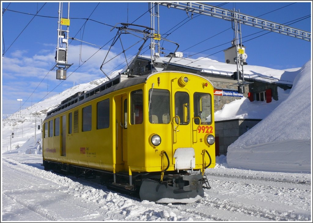 Wetterumschwung am Berninapass. Xe 4/4 9922 in Ospizio Bernina 2253m.
Aufnahme: 12.01.2010 um 11.16Uhr