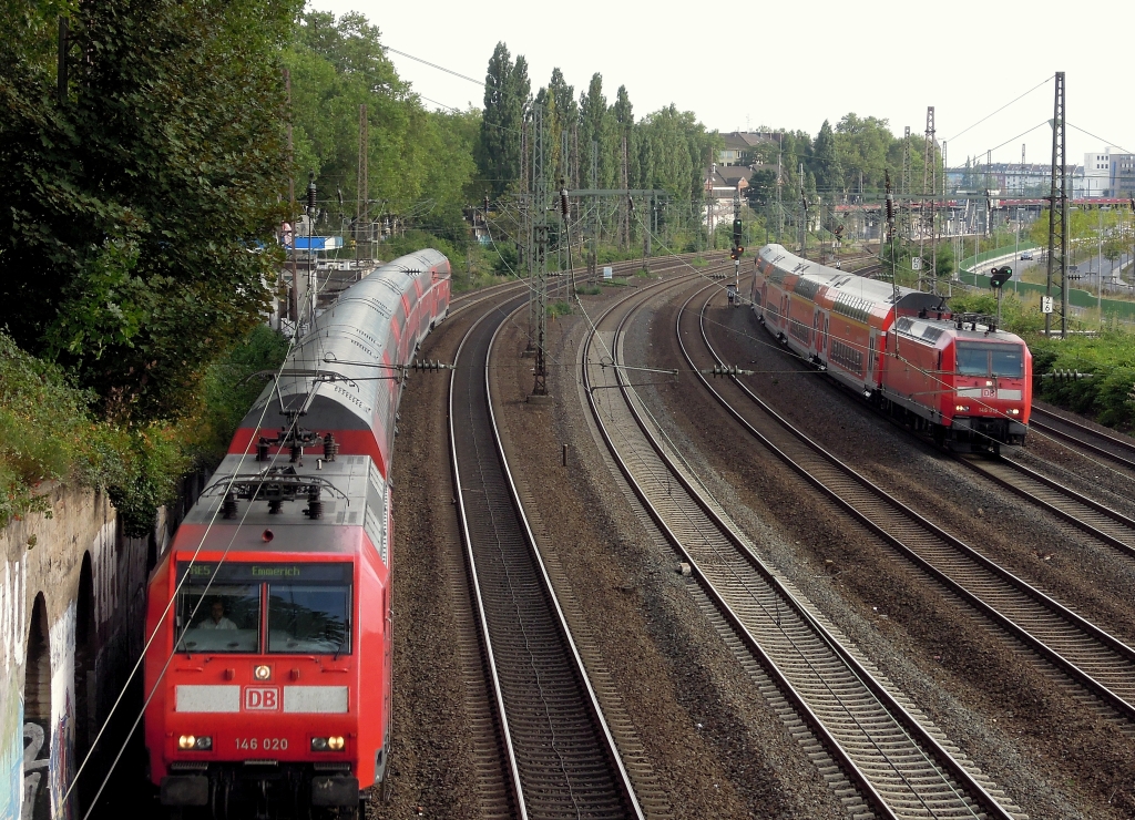 Wettfahrt: zwei REs auf der Fahrt in Richtung Norden. Dsseldorf, Grunerstraen-Brcke. 15.8.2012