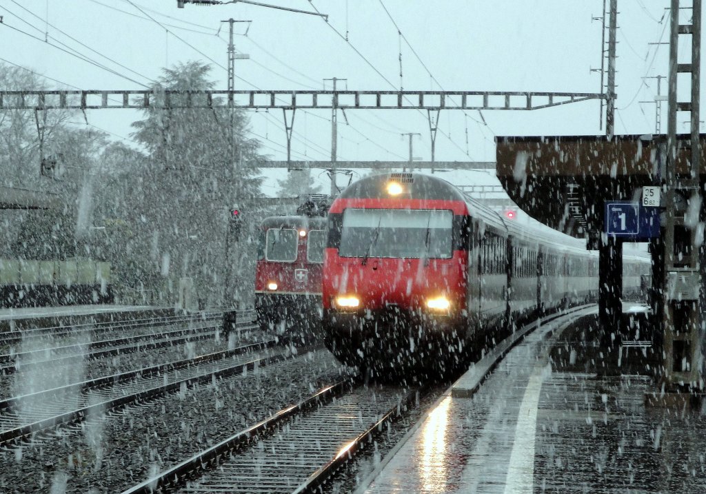 Wettrennen: Die Re 4/4 11248 wird am Nachmittag des 18.12.12 in Rupperswil soeben von einem EW IV-Pendel berholt.