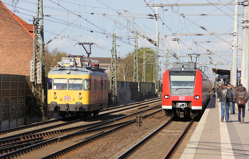 Wettrennen zwischen 701 167-9 und dem weiterfahrenden 424 518-9 als S2 nach Nienburg. Aufgenommen am 17.04.2012 in Hannover Linden/Fischerhof.