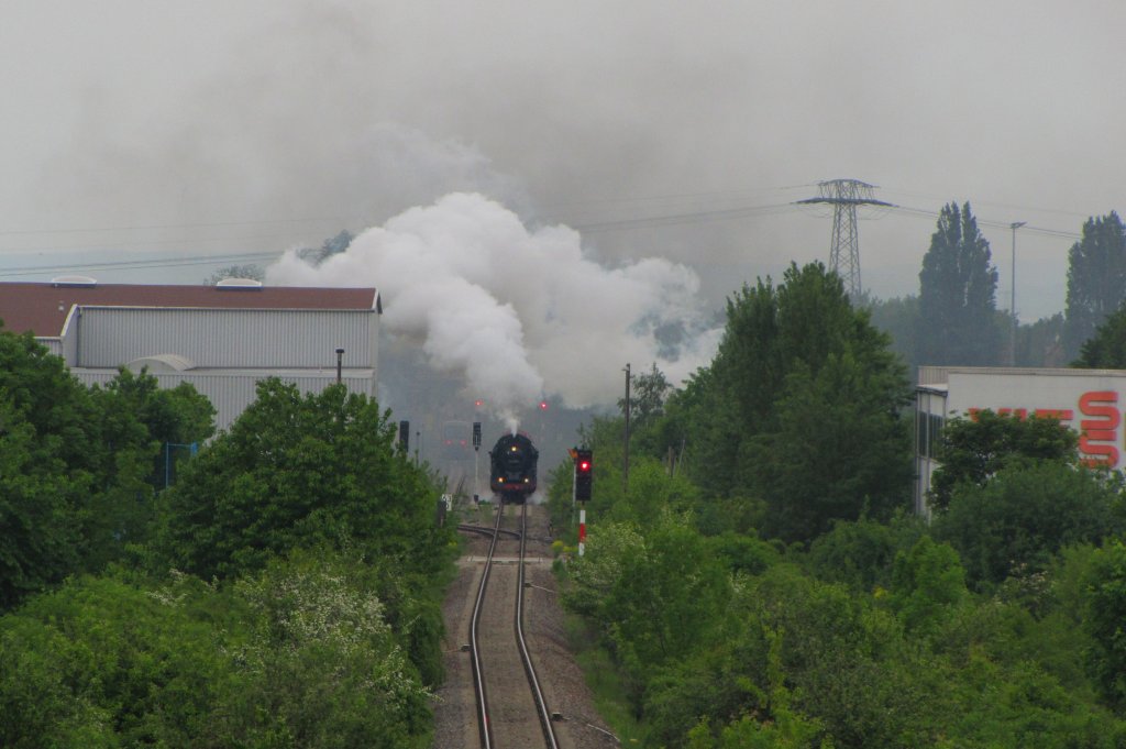 WFL 03 2155-4 mit dem DPE 32861 von Nordhausen nach Weimar, am 25.05.2013 bei der Ausfahrt in Erfurt Gispersleben. Der Sonderzug war auf  Thringen Rundfahrt  im Rahmen des 18. Eisenbahnfestes vom TEV im ehem. Bw Weimar.