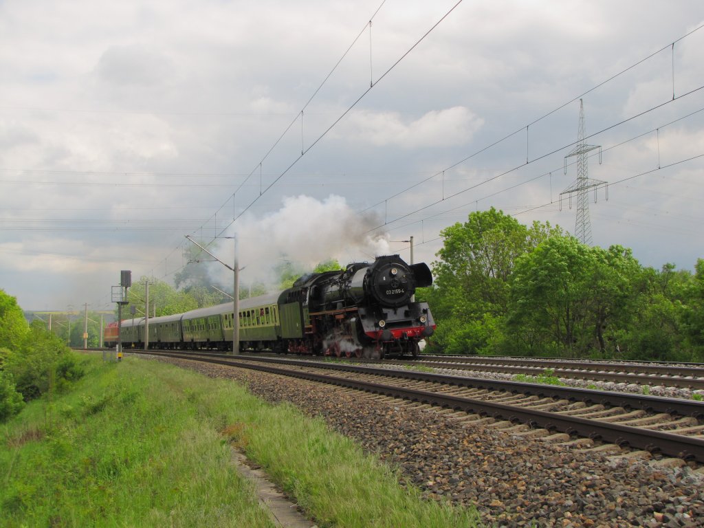 WFL 03 2155-4 mit dem DPE 32859 (Weimar - Leinefelde) auf  Thringenrundfahrt , am 25.05.2013 bei Ingersleben.