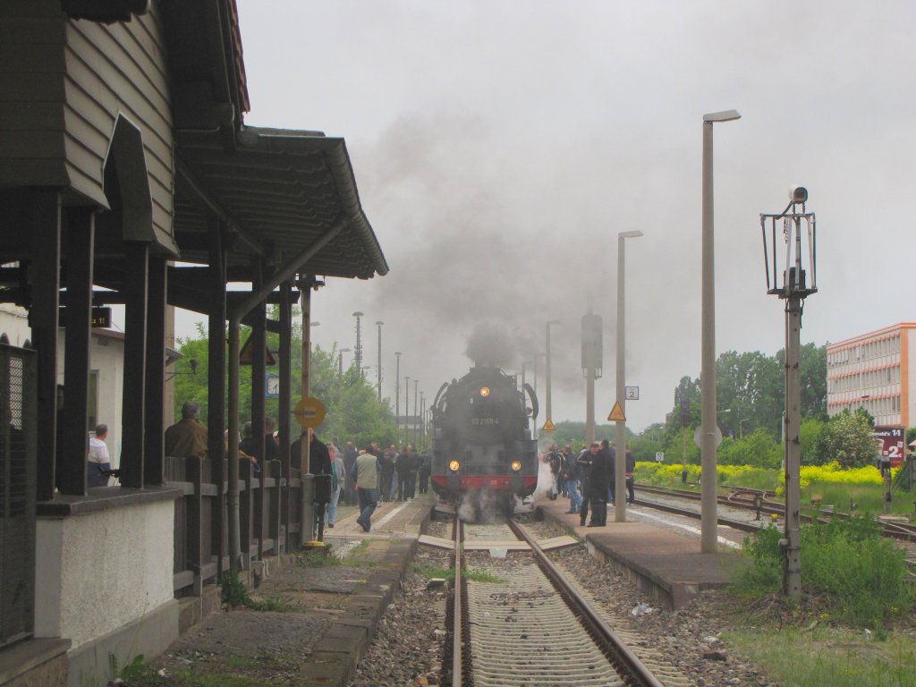 WFL 03 2155-4 mit dem DPE 32861 auf  Thringenrundfahrt  von Nordhausen nach Weimar, am 25.05.2013 nach der Scheineinfahrt in Erfurt Nord. Vom geffneten Bahnbergang aus fotografiert.