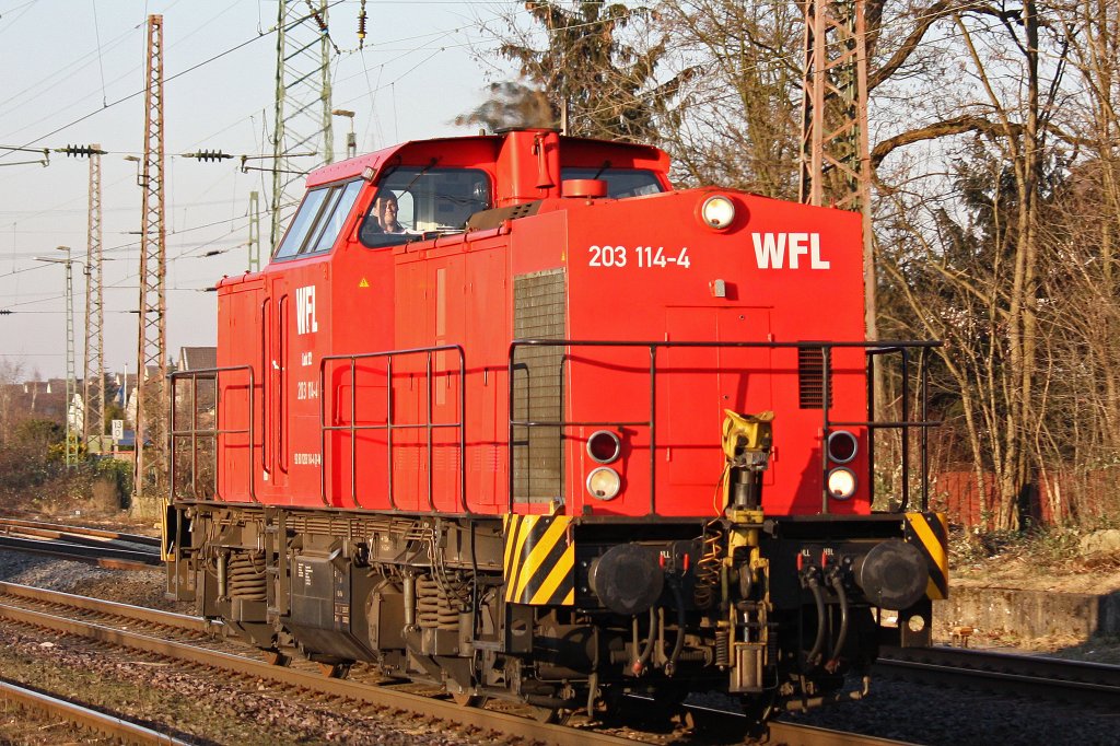 WFL Lok Nr.22 bzw.203 114 fuhr am 2.2.11 als Lz durch Ratingen-Lintorf.