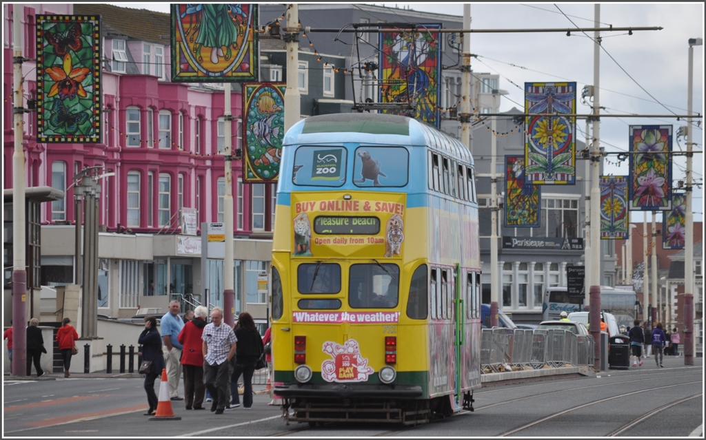Whatever the weather, in Pleasure Beach gehts zur Not auch mit Regen. Wagen 711 ist dorthin unterwegs. (09.08.2011)