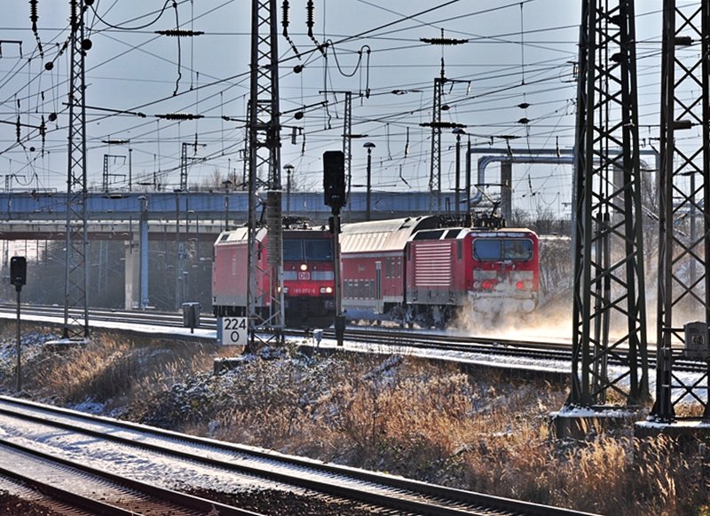 whrend 185 072 an der Einfahrt warten mu, kommt die RE in Richtung Grimmen aus dem Bf Stralsund am 03.01.2010