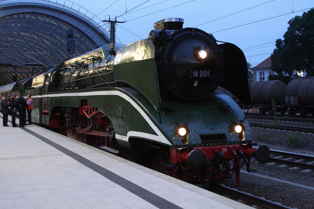 Whrend am Morgen des 01.09.2012 auf dem Umgehungsgleis des Dresdener Hauptbahnhofes gerade ein langer Ganzzug aus Kesselwagen vorbeidonnert, nutzt das Personal von Dampflok 18 201 und der Sonderzugveranstaltungen Chemnitz, die verbleibende Zeit bis zum Start des Zuges zu den XVIII. Meininger Dampfloktagen noch fr eine kurze Dienstbesprechung. Gleichzeitig ist bereits zu hren, wie die lbrenner der Lok hochgefahren werden, um den Kessel auf Betriebsdruck zu bringen. Ein untrgliches Zeichen dafr, dass die Abfahrt unmittelbar bevorsteht!