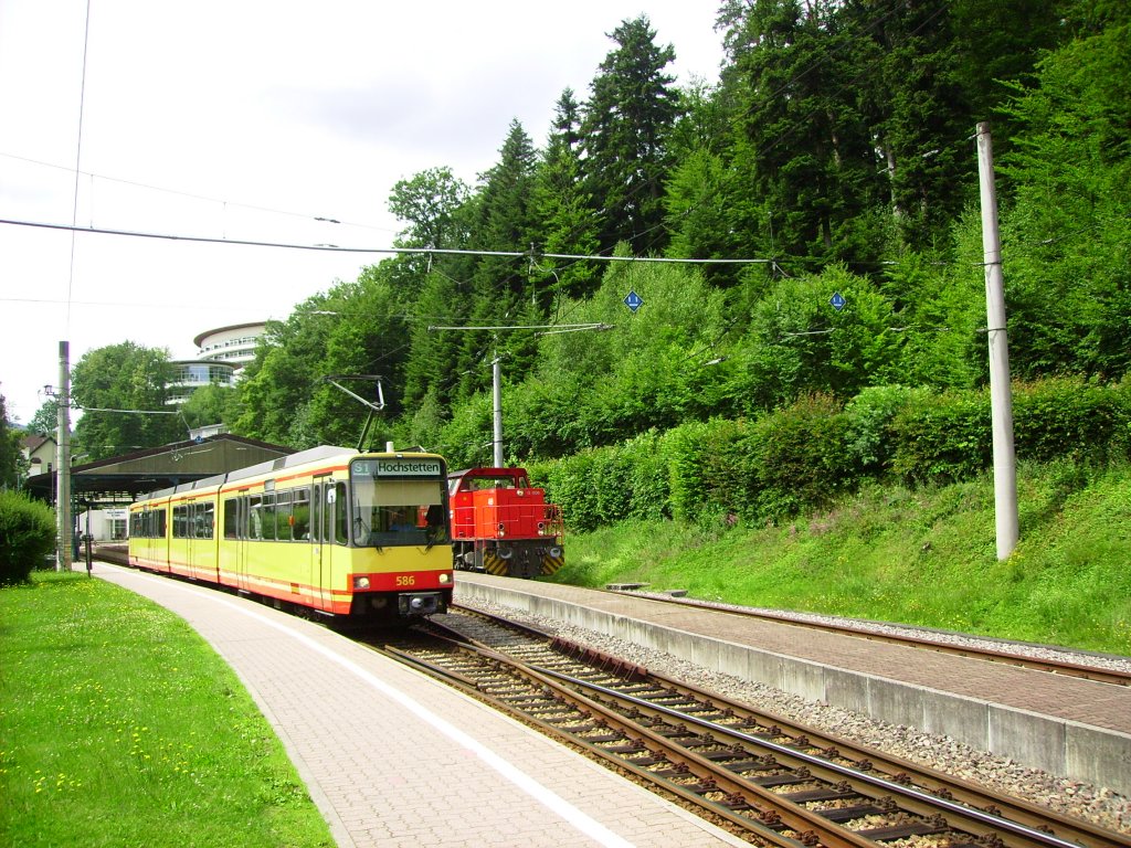 Whrend AVG-Tw 586 als S 30092 Bad Herrenalb in Richtung Rheinebene verlsst und noch ca. 230 Hhenmeter nach unten vor sich hat, wartet AVG 469 am 24.06.2012 auf ihre Rckfahrt mit ihrem Dampfzugersatzverkehr nach Ettlingen.