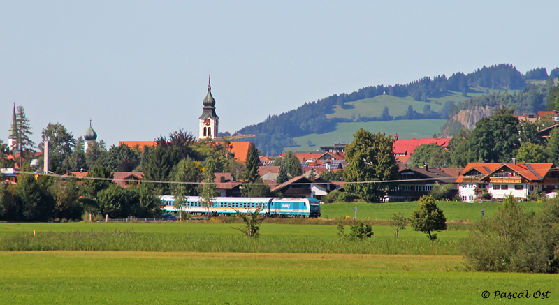 Whrend die Bahnstrecke zwischen Immenstadt (Allgu) und Lindau wegen Bauarbeiten gesperrt war, verkehrten die ALEX-Zge bis Oberstdorf mit 6 Wagen und grtenteils auch mit zwei Loks im Sandwich. Aufgrund dessen wagte ich am 19. August 2012 von Altstdten aus mal einen Nachschuss auf einen in Richtung Mnchen fahrenden ALX mit seiner 223 am Zugschluss. Die Kulisse hierfr bot die Stadt Sonthofen.