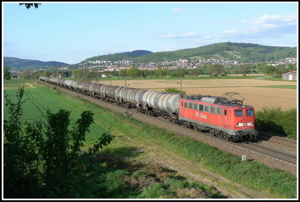 Whrend der CSQ 47065 von Antwerpen nach Basel im Jahr 2008 fast immer von Loks der Baureihe 140 bespannt wurde, so findet man heute an jenem Zug nur noch Drehstromloks. Am 29.04.2008 war die Welt allerdings noch in Ordnung, als die schicke 140 572 gerade Grosachsen durchfhrt.