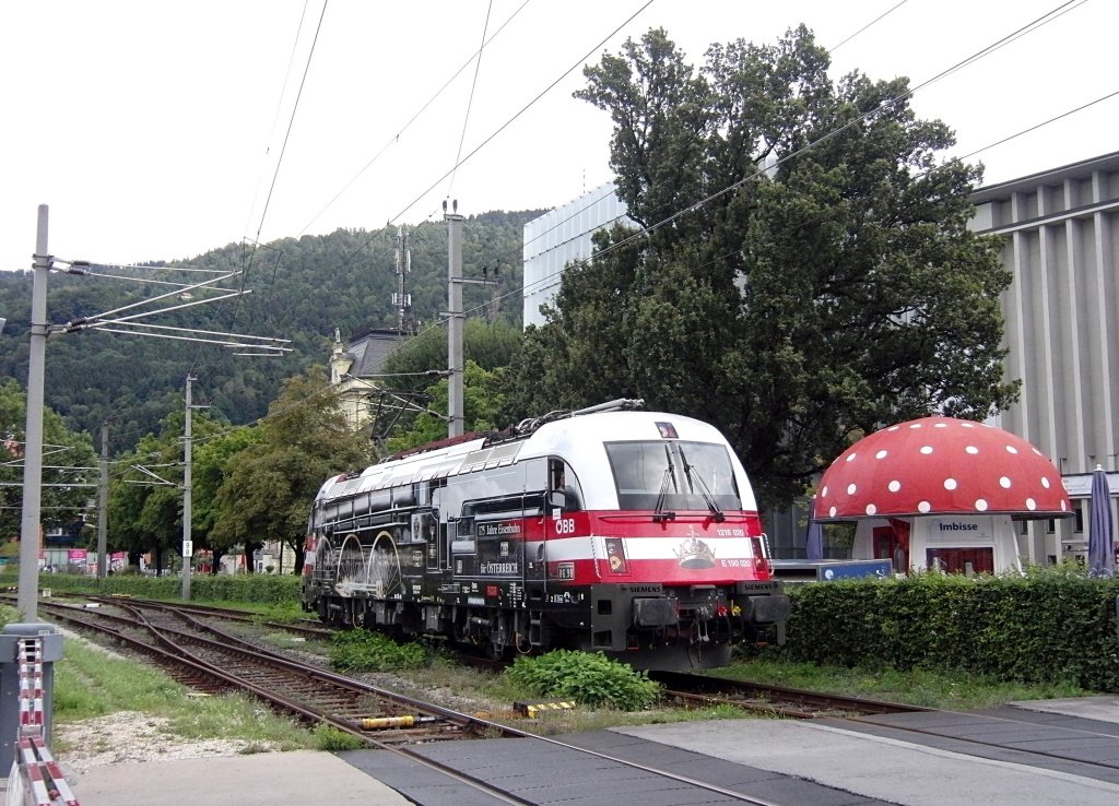 Whrend des Bahnhofsfestes am 01.09.2012 in Bregenz konnten Gste auf der zwischen Bregenz Hauptbahnhof und Bregenz Hafen pendelnden 1216 020 mitfahren.